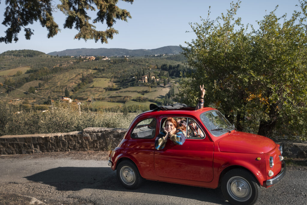 personas plano medio que viajan coche